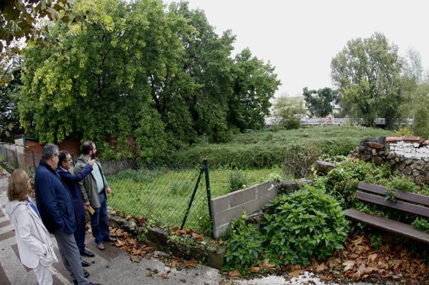 El alcalde, el concejal de Urbanismo y familiares del poeta visitan la finca y los restos de la vivienda. 