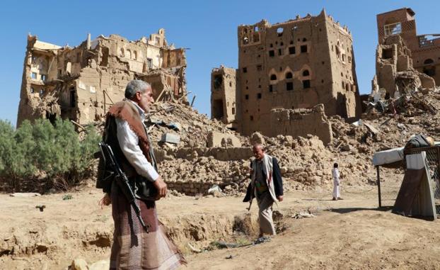 Dos hombres armados vigilan una zona en disputa en las ruinas de Saada, en Yemen.