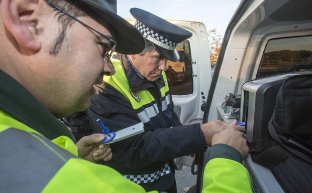 Policías realizando un control de alcohol y drogas a conductores en Gajano.