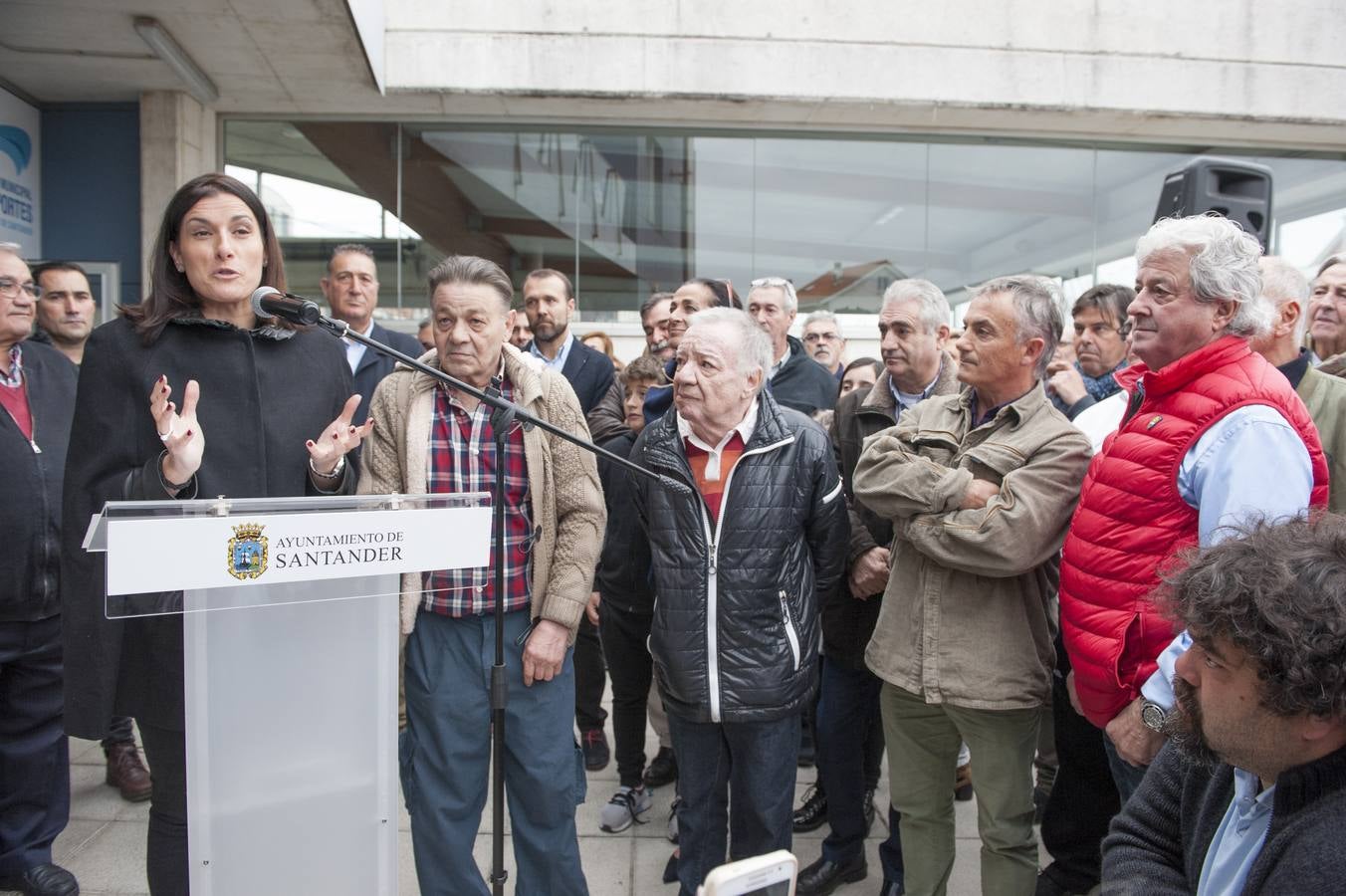 El Ayuntamiento de Santander, a petición de la Asociación de Vecinos de Cueto, la Asociación Sociocultural San Pablo, el Club Atlético España de Cueto y la Federación Cántabra de Boxeo, ha rendido un sencillo pero emotivo homenaje a Lastra, que ha consistido en el descubrimiento de una placa y un vinilo a la entrada del pabellón con su nombre.