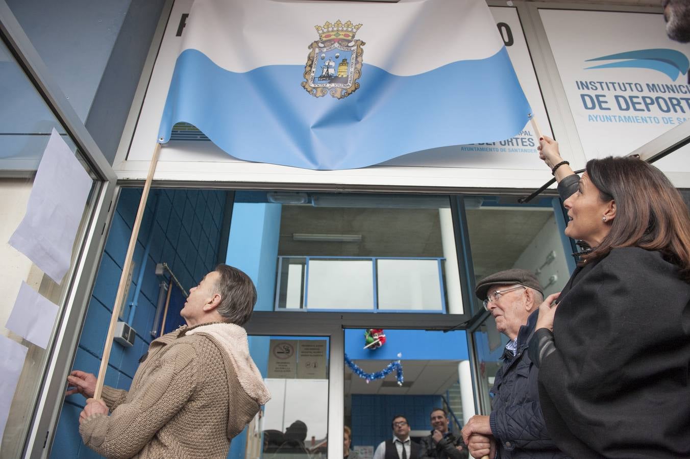 El Ayuntamiento de Santander, a petición de la Asociación de Vecinos de Cueto, la Asociación Sociocultural San Pablo, el Club Atlético España de Cueto y la Federación Cántabra de Boxeo, ha rendido un sencillo pero emotivo homenaje a Lastra, que ha consistido en el descubrimiento de una placa y un vinilo a la entrada del pabellón con su nombre.