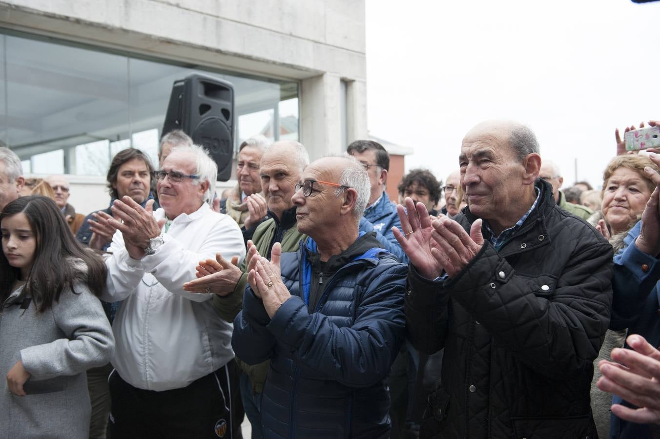 El Ayuntamiento de Santander, a petición de la Asociación de Vecinos de Cueto, la Asociación Sociocultural San Pablo, el Club Atlético España de Cueto y la Federación Cántabra de Boxeo, ha rendido un sencillo pero emotivo homenaje a Lastra, que ha consistido en el descubrimiento de una placa y un vinilo a la entrada del pabellón con su nombre.