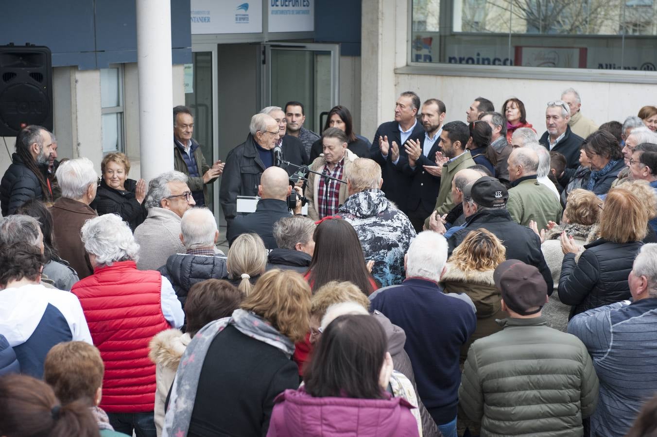 El Ayuntamiento de Santander, a petición de la Asociación de Vecinos de Cueto, la Asociación Sociocultural San Pablo, el Club Atlético España de Cueto y la Federación Cántabra de Boxeo, ha rendido un sencillo pero emotivo homenaje a Lastra, que ha consistido en el descubrimiento de una placa y un vinilo a la entrada del pabellón con su nombre.