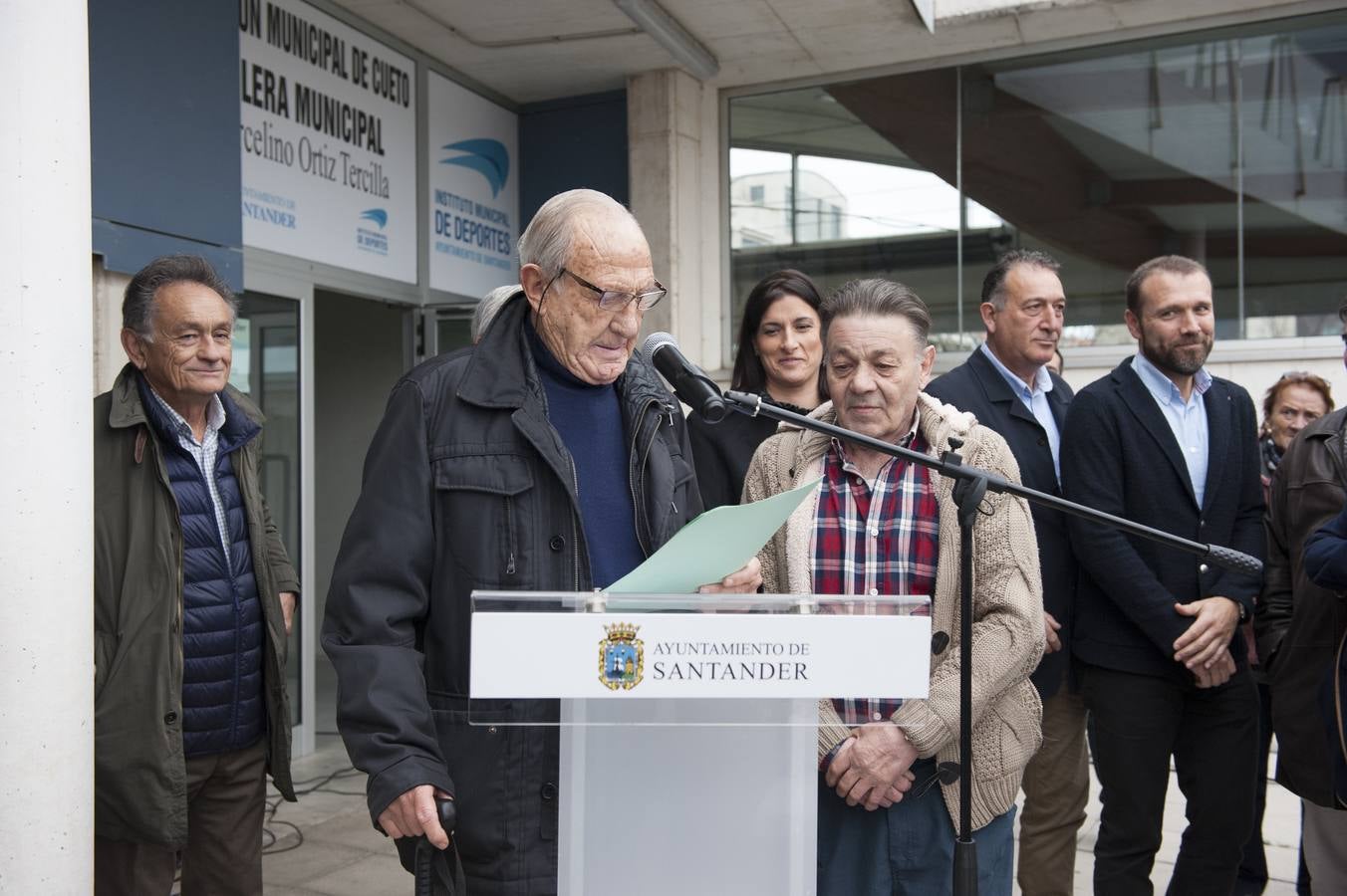 El Ayuntamiento de Santander, a petición de la Asociación de Vecinos de Cueto, la Asociación Sociocultural San Pablo, el Club Atlético España de Cueto y la Federación Cántabra de Boxeo, ha rendido un sencillo pero emotivo homenaje a Lastra, que ha consistido en el descubrimiento de una placa y un vinilo a la entrada del pabellón con su nombre.