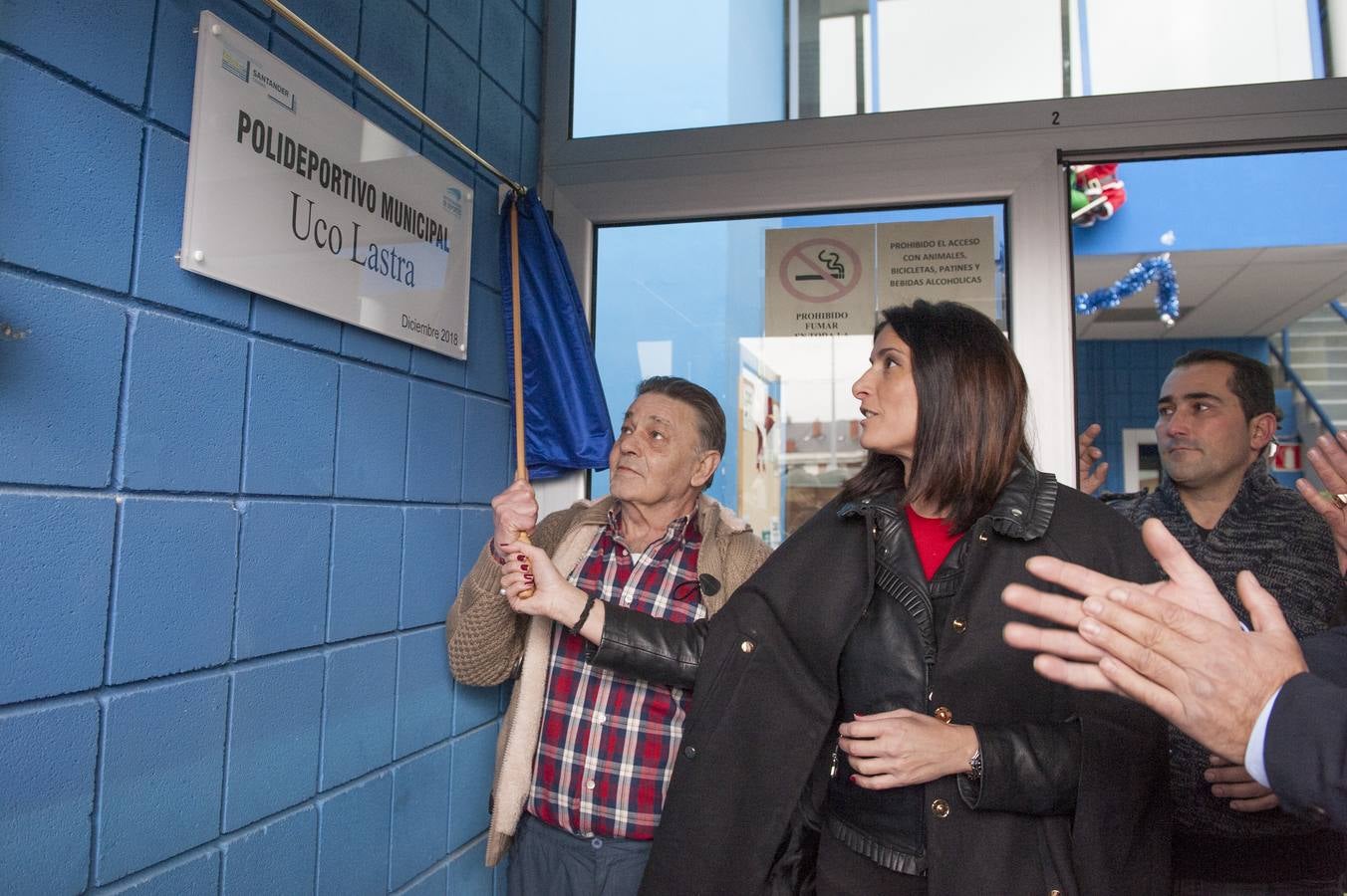 El Ayuntamiento de Santander, a petición de la Asociación de Vecinos de Cueto, la Asociación Sociocultural San Pablo, el Club Atlético España de Cueto y la Federación Cántabra de Boxeo, ha rendido un sencillo pero emotivo homenaje a Lastra, que ha consistido en el descubrimiento de una placa y un vinilo a la entrada del pabellón con su nombre.