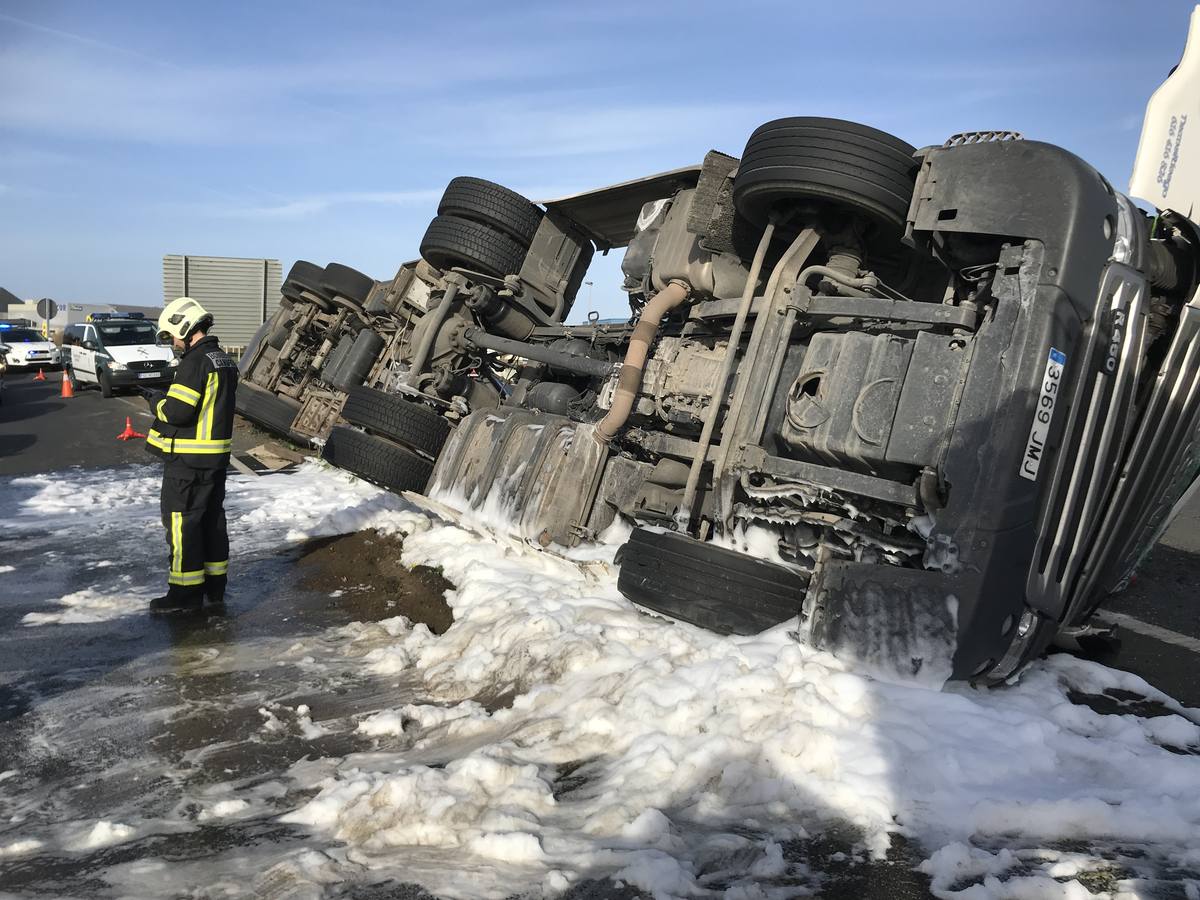 Fotos: Un tráiler vuelca enfrente de Valle Real