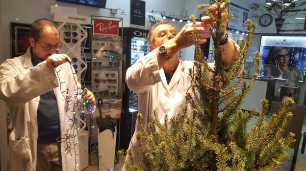 Los comerciantes del municipio se esmeran cada año en decorar sus escaparates para recibir a la Navidad y lo hacen mezclando la tradición con la originalidad.