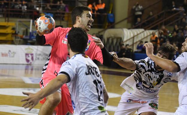 El jugador del conjunto cántabro Nacho Valles intenta un lanzamiento a la portería del conjunto leonés. 