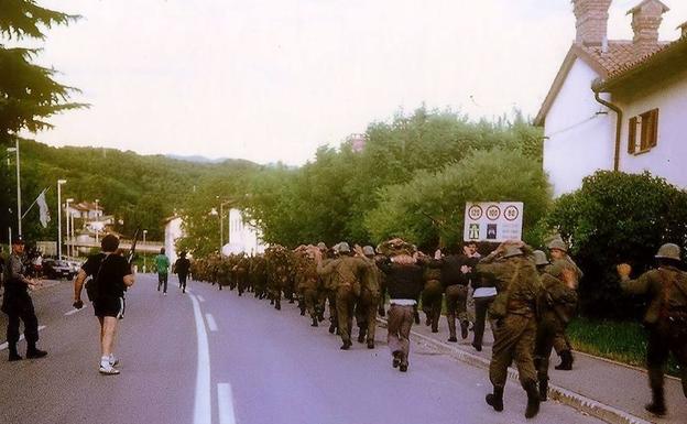Columna de prisioneros yugoslavos escoltados por fuerzas eslovenas tras rendirse.