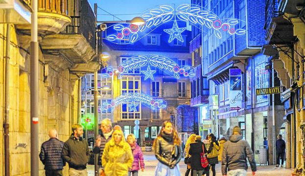 Cuarenta y siete arcos luminosos decoran las calles de Reinosa. 