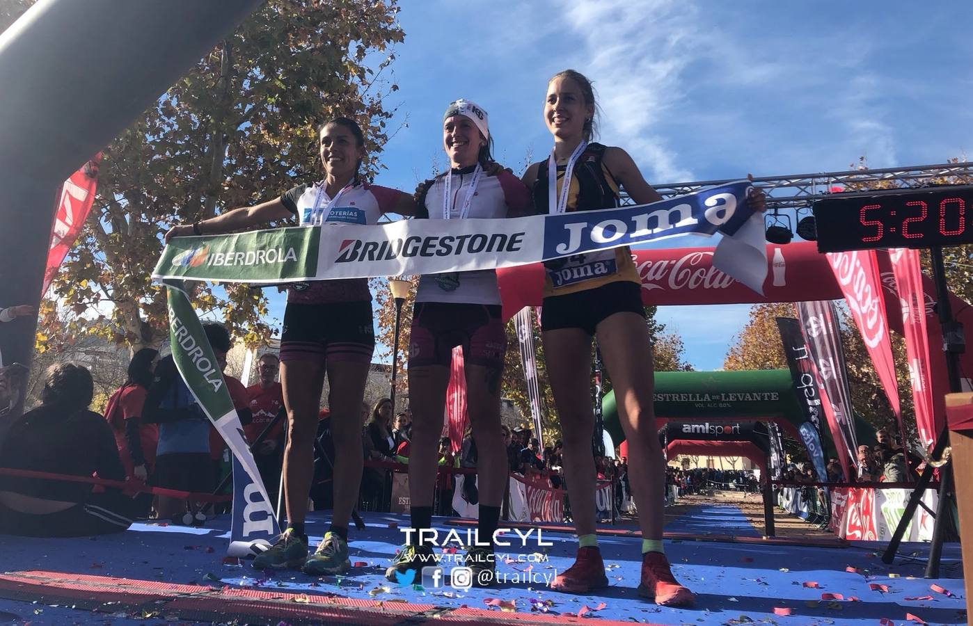 Las tres primeras clasificadas en categoría femenina, con la campeona Azara García de los Salmones en el centro. 