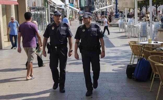 Dos policías locales, en una ronda por el centro de la ciudad. 