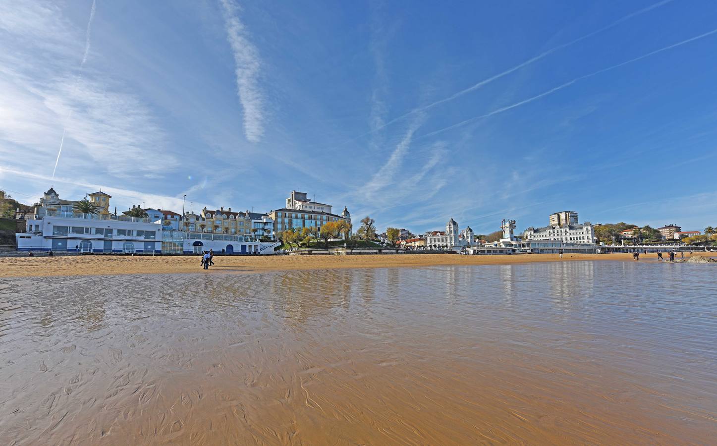 El viento sur y su infinita paleta de colores han sido dos de los grandes protagonistas del otoño en Santander, donde han deja estampas llenas de luz y color.