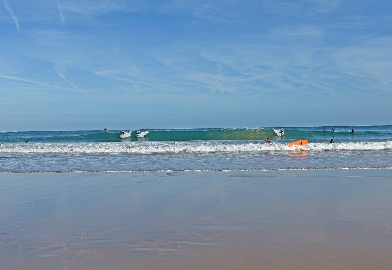 El viento sur y su infinita paleta de colores han sido dos de los grandes protagonistas del otoño en Santander, donde han deja estampas llenas de luz y color.