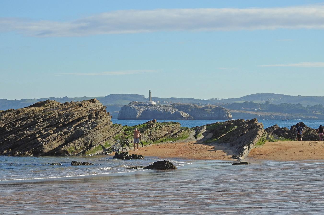 El viento sur y su infinita paleta de colores han sido dos de los grandes protagonistas del otoño en Santander, donde han deja estampas llenas de luz y color.