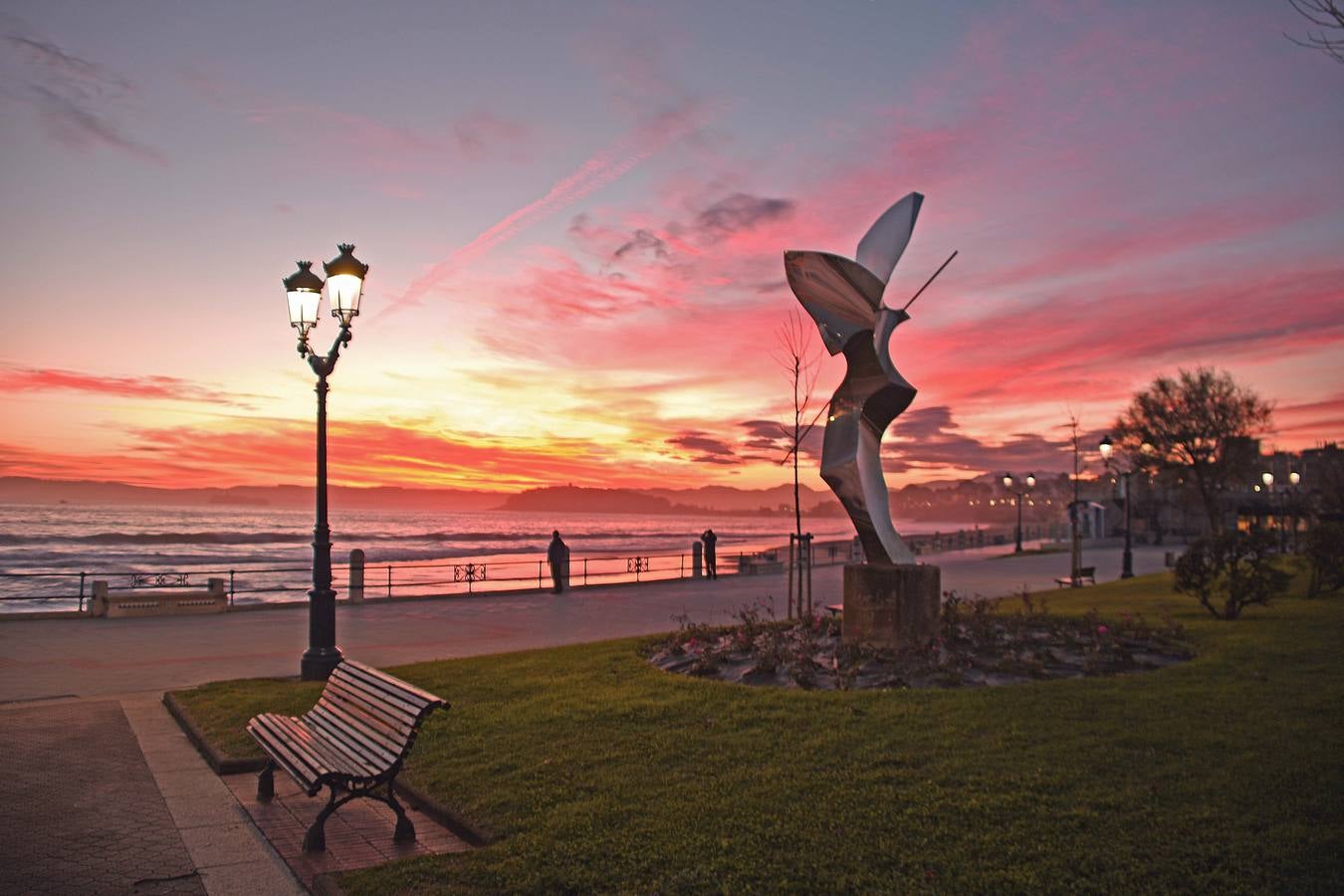 El viento sur y su infinita paleta de colores han sido dos de los grandes protagonistas del otoño en Santander, donde han deja estampas llenas de luz y color.