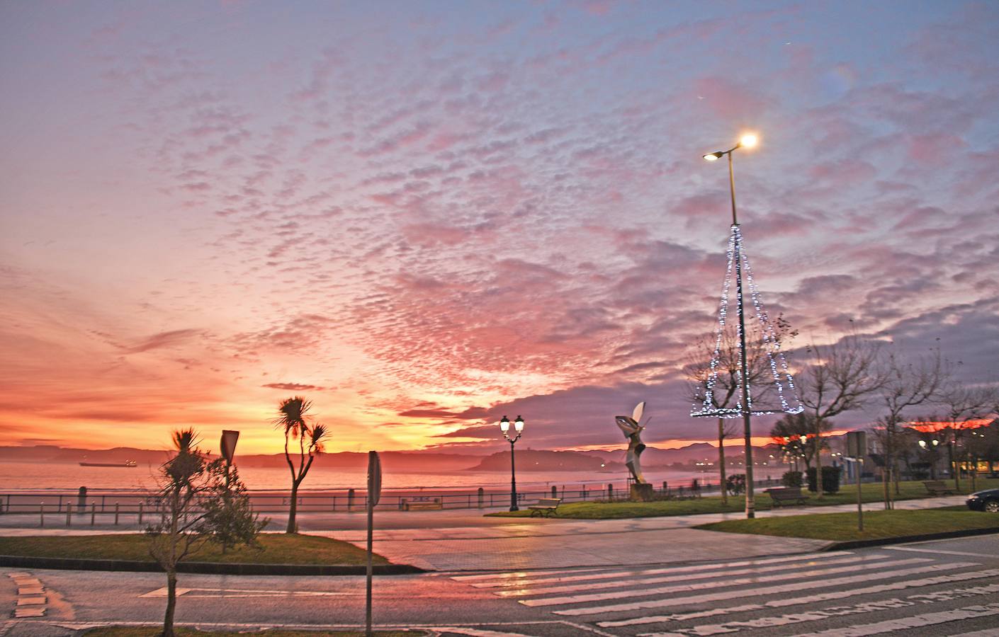 El viento sur y su infinita paleta de colores han sido dos de los grandes protagonistas del otoño en Santander, donde han deja estampas llenas de luz y color.