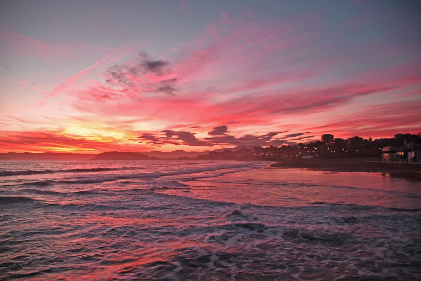 El viento sur y su infinita paleta de colores han sido dos de los grandes protagonistas del otoño en Santander, donde han deja estampas llenas de luz y color.