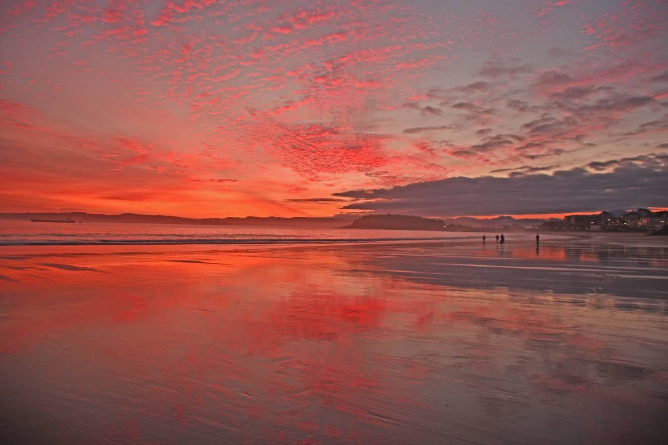 El viento sur y su infinita paleta de colores han sido dos de los grandes protagonistas del otoño en Santander, donde han deja estampas llenas de luz y color.