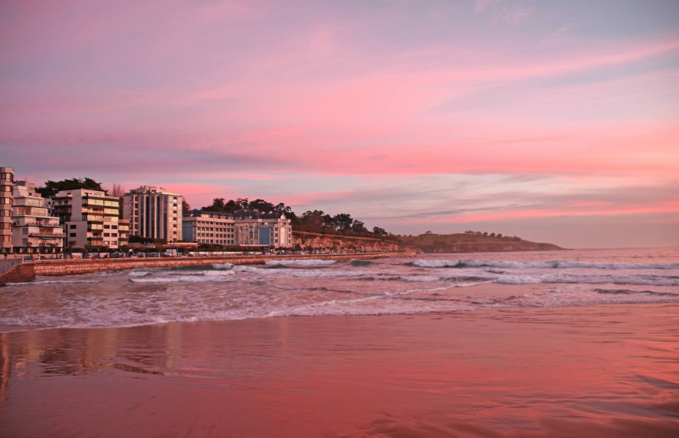 El viento sur y su infinita paleta de colores han sido dos de los grandes protagonistas del otoño en Santander, donde han deja estampas llenas de luz y color.