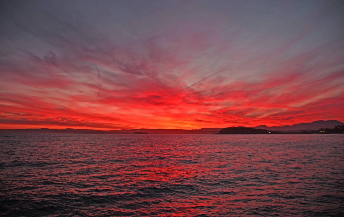 El viento sur y su infinita paleta de colores han sido dos de los grandes protagonistas del otoño en Santander, donde han deja estampas llenas de luz y color.