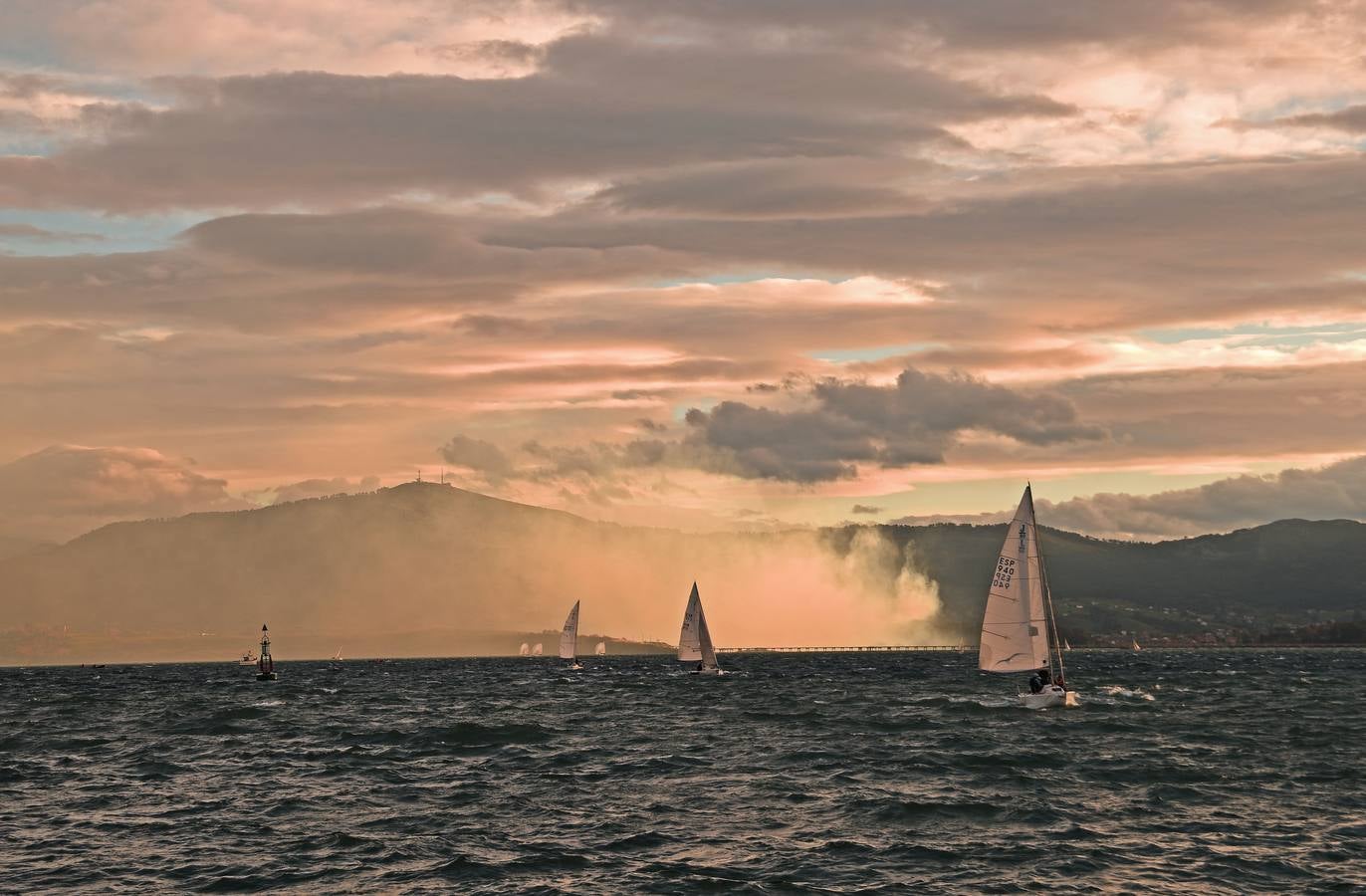 El viento sur y su infinita paleta de colores han sido dos de los grandes protagonistas del otoño en Santander, donde han deja estampas llenas de luz y color.