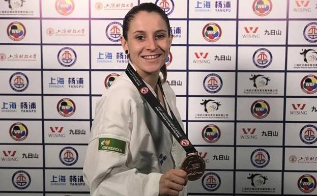 Nadia Gómez posa con su medalla de bronce en Shanghái.