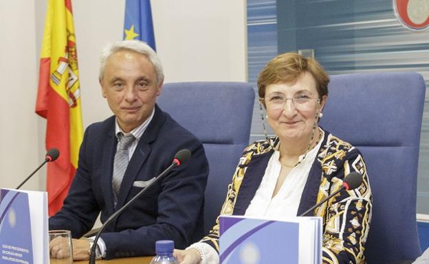 Alejandro Rojo, con la consejera de Sanidad, Luisa Real.