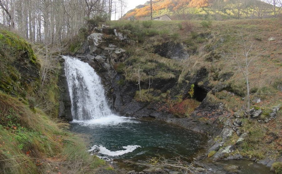 Imagen principal - La Ruta de las cascadas y Vegarada se unen en belleza y espectacularidad.