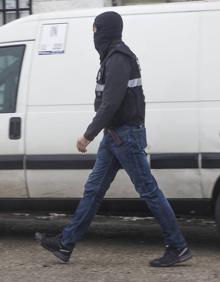 Imagen secundaria 2 - Arriba, imagen de uno de los controles realizados por la Guardia Civil en los accesos al polígono. Abajo, dos guardias vigilan la inspección de una de las empresas (izquierda). A la derecha, un efectivo de paisano sale de uno de los viveros.