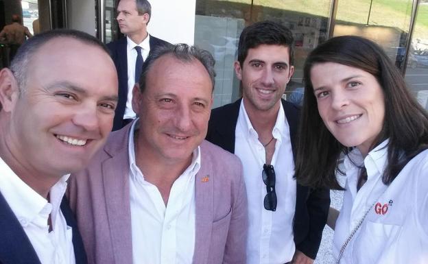 Fermín Cacho, segundo por la izquierda, junto al exciclista profesional José Manuel Moreno (primero por izquierda), el atleta Álvaro Rodríguez y Ruth Beitia, en la inauguración de un centro deportivo en Oviedo el pasado mes de octubre.