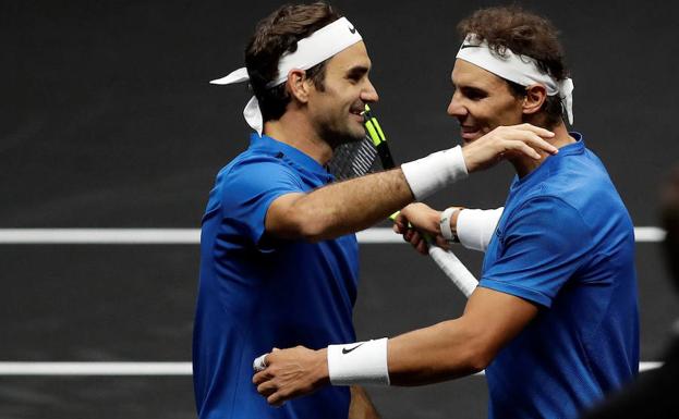 Roger Federer y Rafa Nadal se abrazan durante la primera edición de la Copa Laver. 