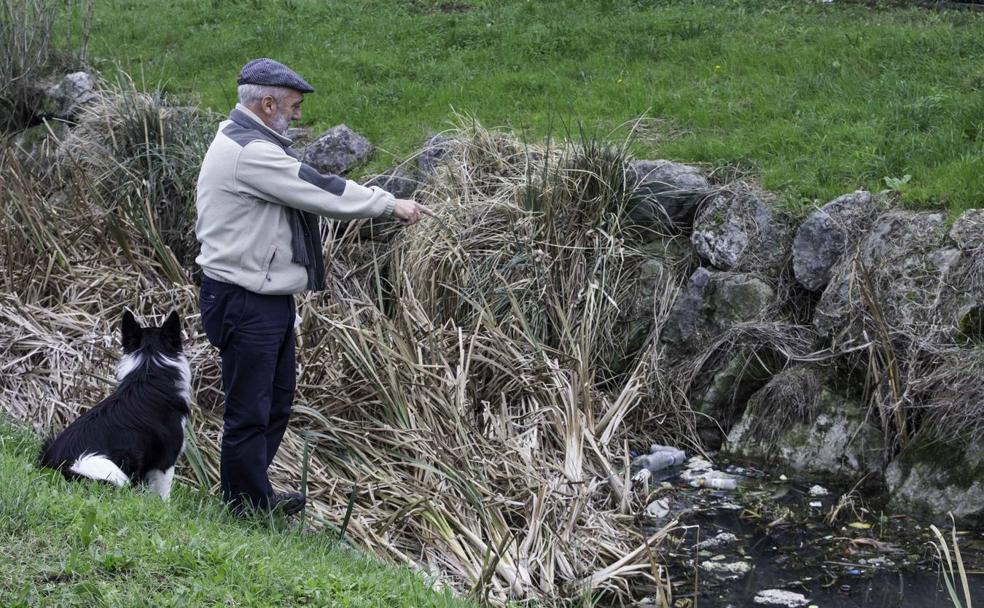 Vecinos de Nueva Montaña que pasean a diario por la zona denuncian la contaminación del agua y el grave deterioro que se ha percibido este último año