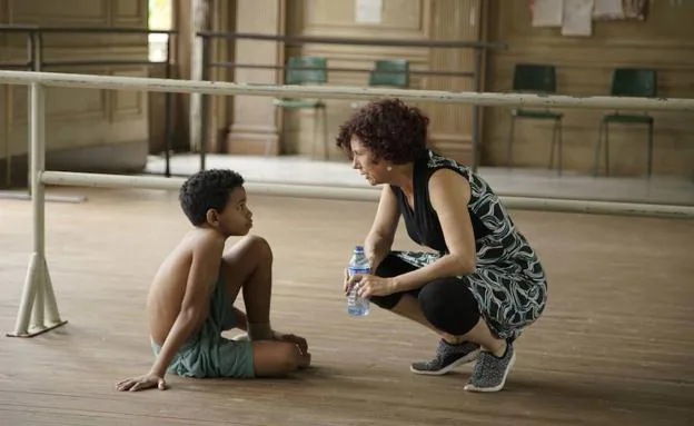 Icíar Bollaín en el set de rodaje junto al pequeño Edison Manuel Olbera, que encarna al bailarín Carlos Acosta de niño.