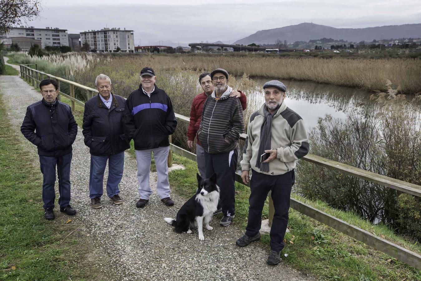 Fotos: Denuncian vertidos incontrolados en la Ría de Raos