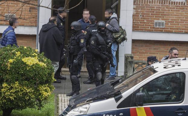 Agentes de paisano y uniformados, junto al número 58 de la calle Francisco Iturrino de Cazoña, donde se ha producido el suceso.