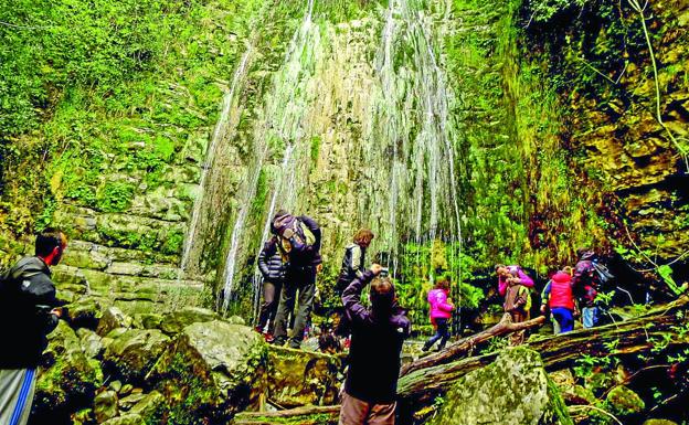 Visitantes fotografían el espectáculo vegetal y acuático del Churrón de Borleña.