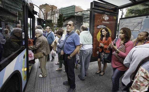 Imagen de una parada de autobús del día en que Santander recuperó las líneas previas al experimento del MetroTUS.