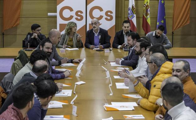 Félix Álvarez, al fondo, preside la reunión del comité autonómico, anoche en la Facultad de Derecho. 