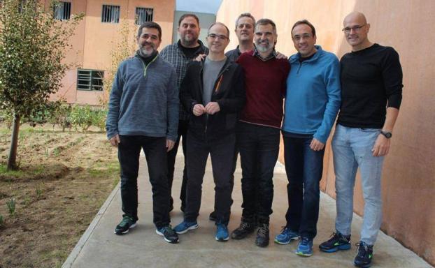 Jordi Turull (tercero por la izquierda) junto a sus compañeros en la cárcel de Lledoners.