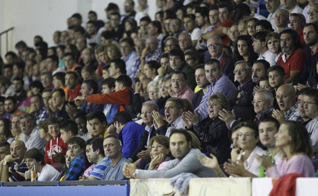 La Grada de La Albericia se presenta llena en un partido frente al Barça.