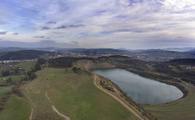 Un lago cubre desde hace años la antigua excavación de la mina de Reocín. 