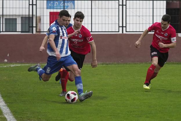 Ibra, del Naval, gana en velocidad a Simón, del Laredo.