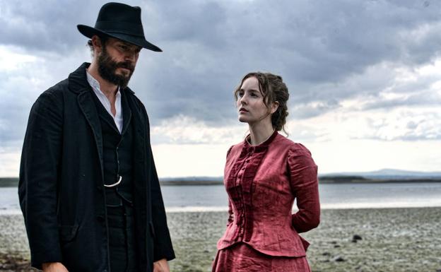 Jamie Dornan y Ann Skelly, en un fotograma de 'Death and Nightingales'.