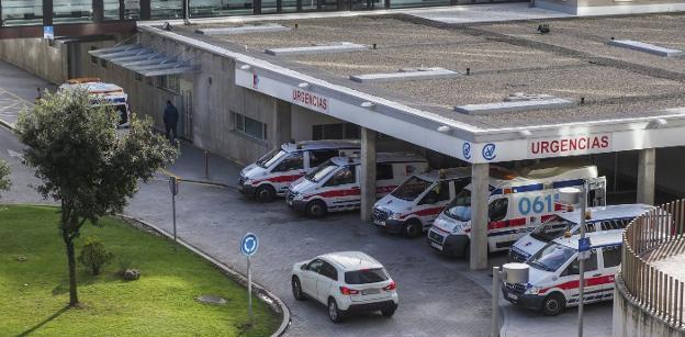 Imagen de archivo de la entrada de Urgencias de Valdecilla, con varias ambulancias a la puerta. 