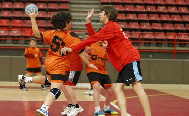 Más de 500 niños en el XXVI Torneo de Balonmano de Navidad de Torrelavega