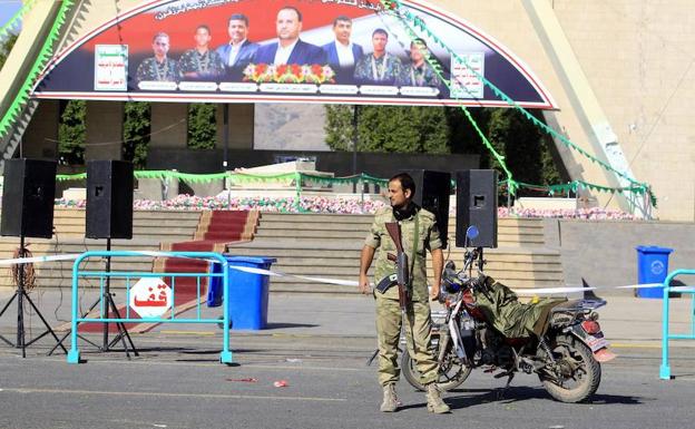 Un miembro de las milicias hutíes que han atacado Arabia Saudí patrulla por una plaza de Saná (Yemen).