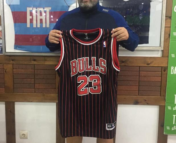 Brad Mooar ha regalado a Mozimán esta camiseta y este es el mensaje que le ha mandado en agradecimiento: «Muchas gracias Brad Mooar por este detalle, aún no me entra la de Jordan pero ahí tengo otra motivación para seguir adelante con Desafío Try Again. Sos un crack como persona y te mereces todo lo bueno que te está pasando, tus palabras en tu carta me llenan de energía. Te espero en noviembre para caminar alguna etapa juntos de Santander a Madrid».