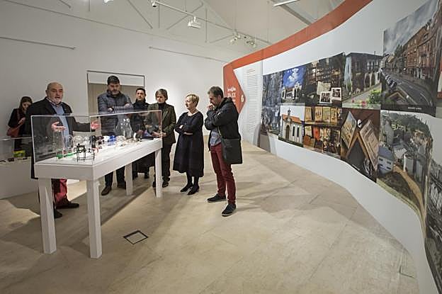 Los representantes municipales atienden las explicaciones de los comisarios en la inauguración de la exposición