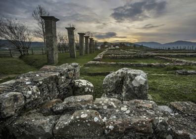 Imagen secundaria 1 - Arriba, el Centro de Interpretación del río Ebro, en Fontibre. Abajo a la izquierda, la ciudad romana de Julióbriga, en Retortillo. Y a la derecha, el club del campo de golf de Nestares.